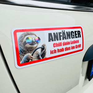 Fahranfänger Magnet Schild (20 x 8 cm) – Lustiges Auto-Magnetschild mit Spruch & witzigem Motiv – Alternative zu Aufkleber – Geschenk zum Führerschein (Jungs)