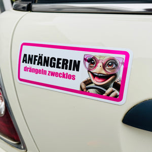 Fahranfänger Magnet Schild (20 x 8 cm) – Lustiges Auto-Magnetschild mit Spruch & witzigem Motiv – Alternative zu Aufkleber – Geschenk zum Führerschein (Mädels)